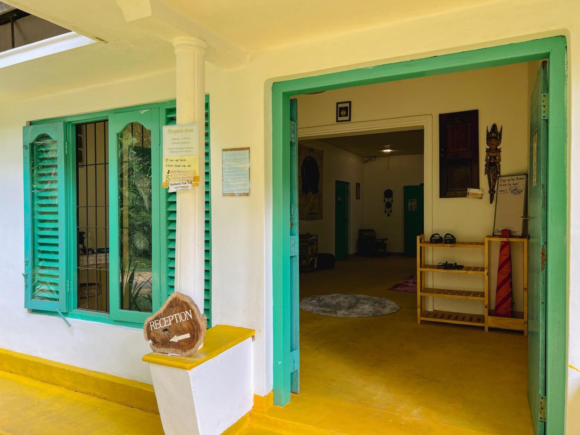 Lazy Monkey Surfhostel - Sri Lanka Dickwella Exterior photo